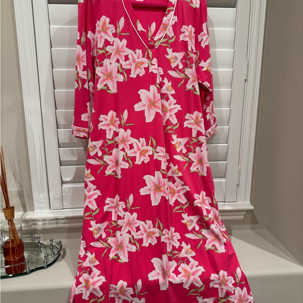 BedHead three-quarter sleeve classic cotton caftan; pink with lilies - Picture 10 of 10